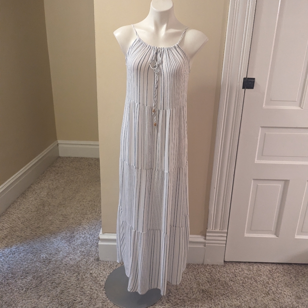 Kona Sol white with muted navy blue pin stripes max swim coverup size M